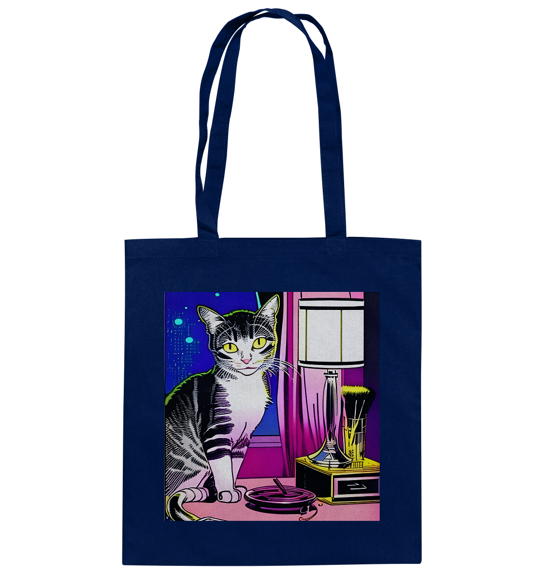 Dunkelblaue Baumwoll Tasche im Retro Future Style: Katze sitzt auf einem Tisch. Neben ihr eine Nachttischlampe, sowie ein Becher, in dem Schminkpinsel sind. Hinter ihr ein rosa Vorhang sowie die tiefblaue Nacht.