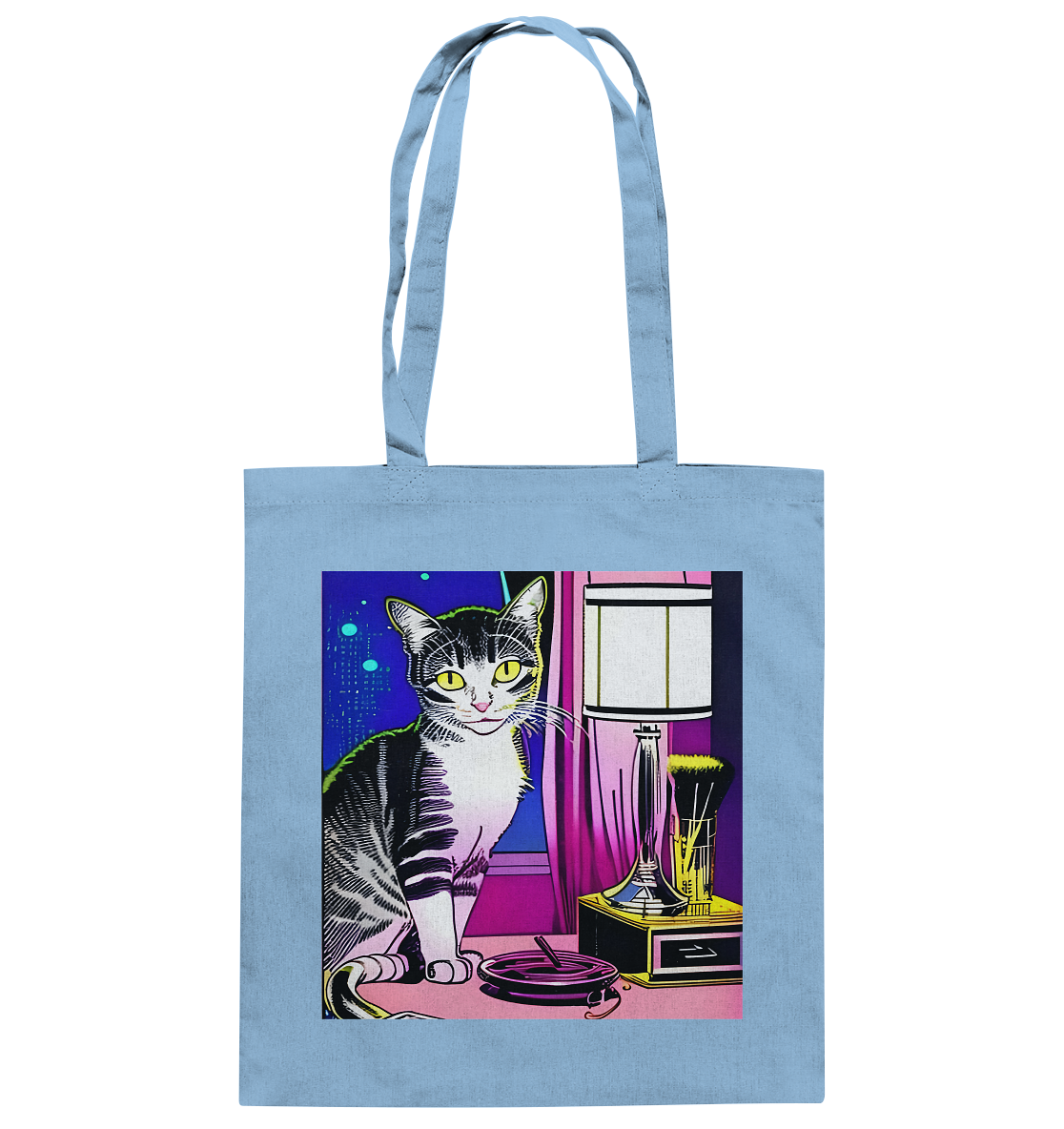 Hellblaue Baumwoll Tasche im Retro Future Style: Katze sitzt auf einem Tisch. Neben ihr eine Nachttischlampe, sowie ein Becher, in dem Schminkpinsel sind. Hinter ihr ein rosa Vorhang sowie die tiefblaue Nacht.