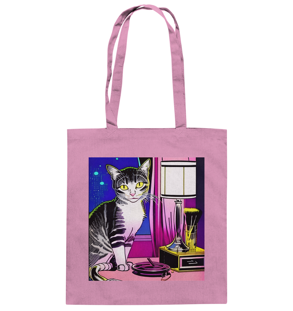 Rosa Baumwoll Tasche im Retro Future Style: Katze sitzt auf einem Tisch. Neben ihr eine Nachttischlampe, sowie ein Becher, in dem Schminkpinsel sind. Hinter ihr ein rosa Vorhang sowie die tiefblaue Nacht.