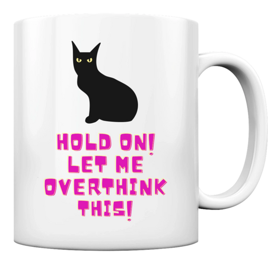 Lustige Katzen Tasse: Eine schwarze, ernst blickende Katze. Daneben ist in pinker Schrift zu lesen: "Hold on! Let me overthink this!"