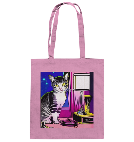 Rosa Baumwoll Tasche im Retro Future Style: Katze sitzt auf einem Tisch. Neben ihr eine Nachttischlampe, sowie ein Becher, in dem Schminkpinsel sind. Hinter ihr ein rosa Vorhang sowie die tiefblaue Nacht. 