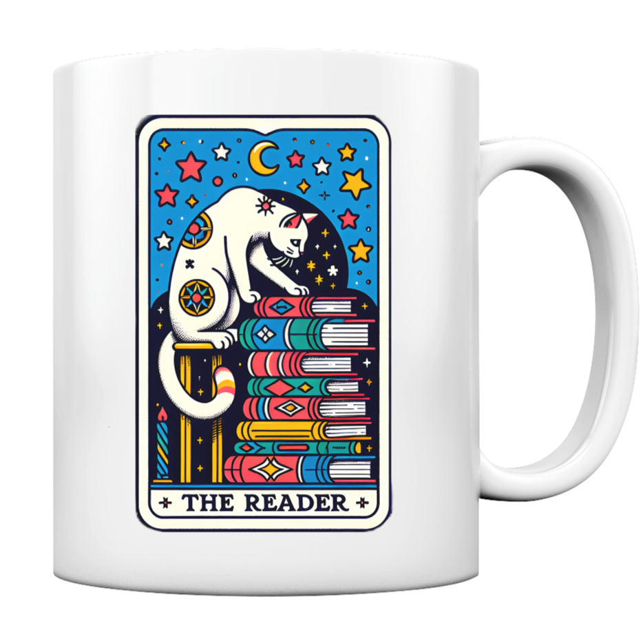 Tasse mit klassischer Tarot Karte. Eine Katze sitzt auf einem Bücherstapel. Sternenhimmel im Hintergrund. Dazu die Worte "THE READER"