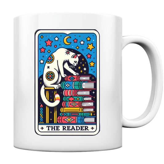 Tasse mit klassischer Tarot Karte. Eine Katze sitzt auf einem Bücherstapel. Sternenhimmel im Hintergrund. Dazu die Worte "THE READER"