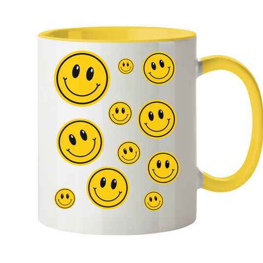 Weiße Tasse, Innenseite sowie Henkel Gelb. Motiv: viele lachende gelbe Smileys